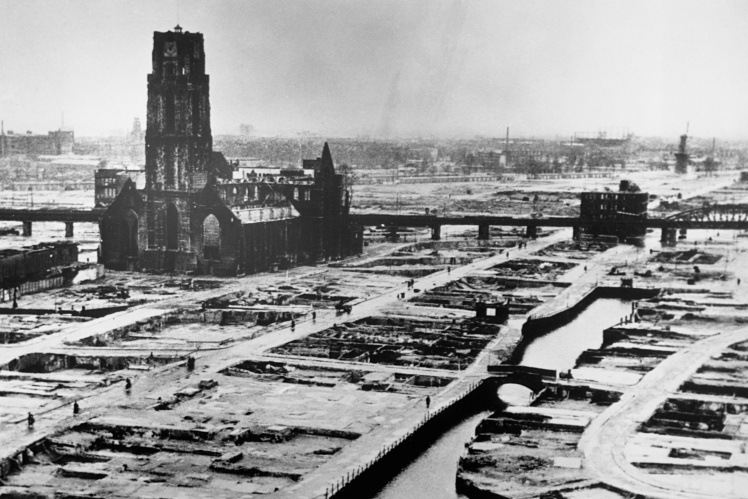 Роттердам після німецького авіаудару, внаслідок якого загинуло понад тисячу містян, 14 травня 1940 року.