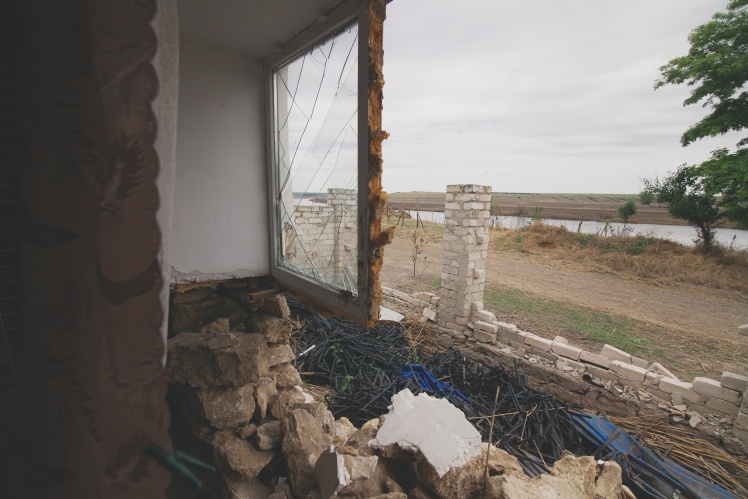 The current was so rapid that it destroyed a brick fence and a wall in the house.