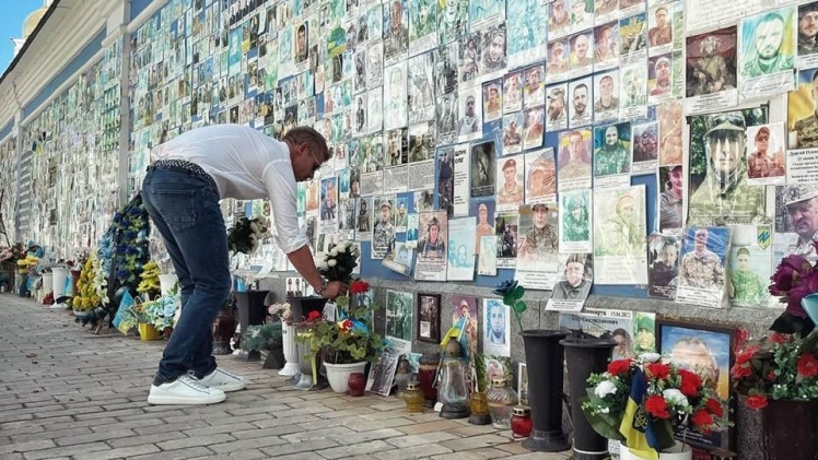 Hungarian opposition leader Peter Magyar near the Wall of Remembrance of the Fallen in Kyiv.