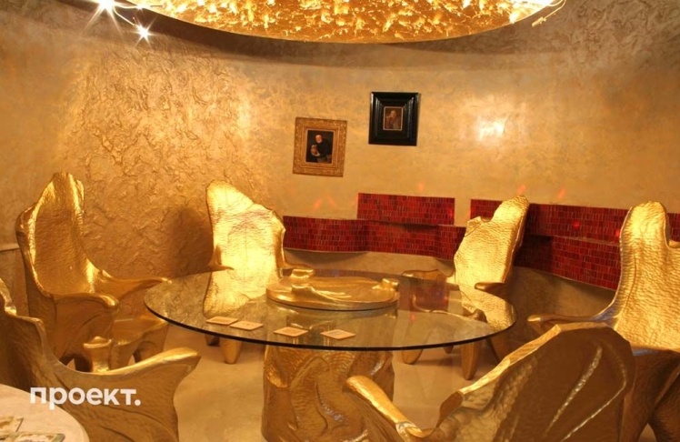 Builders call this place "burial". Here, Putin and guests rest on gilded chairs, and above them hangs a chandelier in the form of a ball. Gold leaf hangs from it.