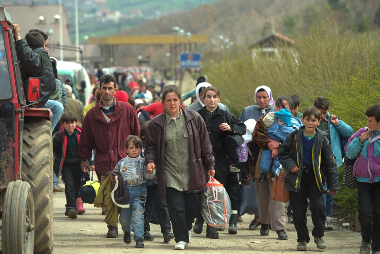 Exhausted by the long way, the Kosovars arrive in Albania.