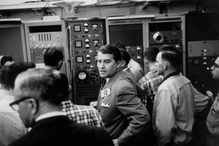 Вернер фон Браун у командному центрі на мисі Канаверал під час ракетного запуску, 1958 рік.