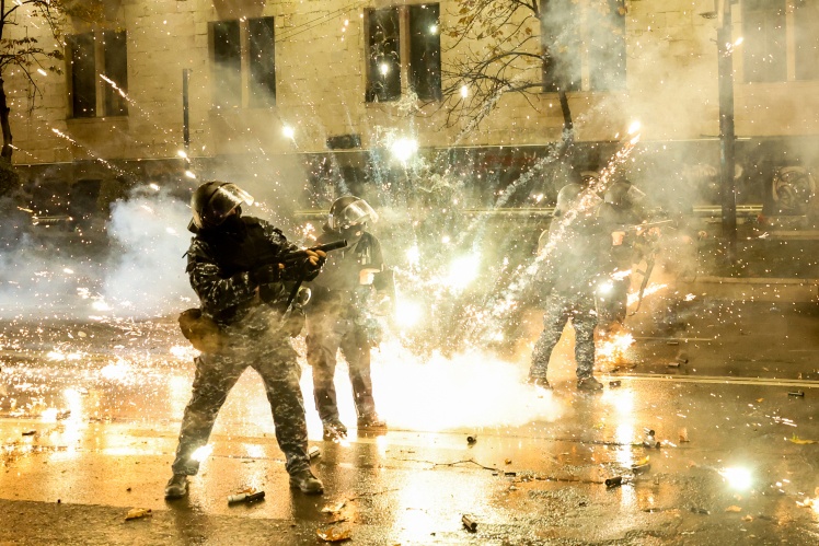 Силовики стріляють в мітингувальників гумовими кулями.