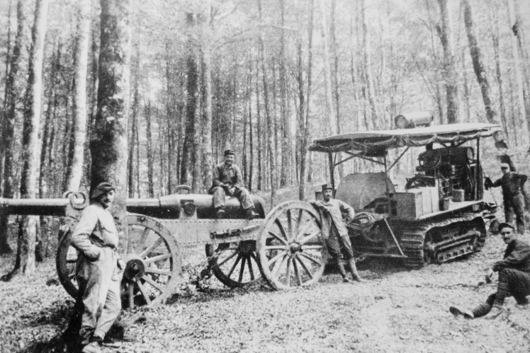 Американський гусеничний трактор Holt тягне французьку гармату, 1915 рік.