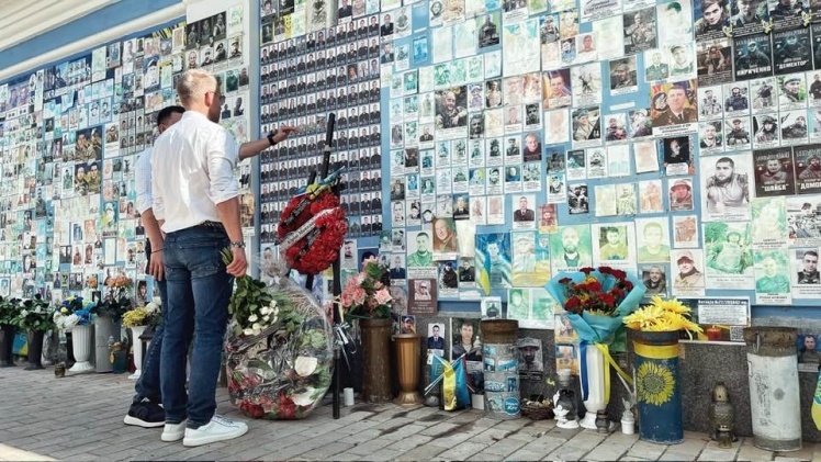 Hungarian opposition leader Peter Magyar near the Wall of Remembrance of the Fallen in Kyiv.