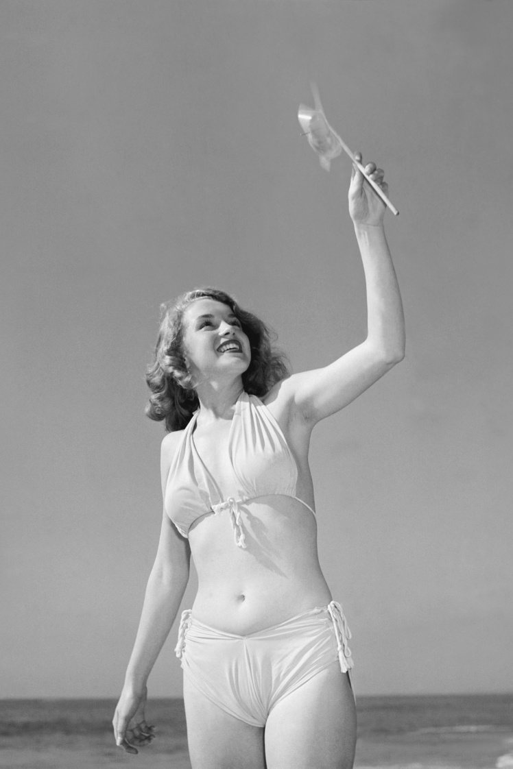 Мерилін Монро в бікіні на пляжі Каліфорнії, 1946 рік.