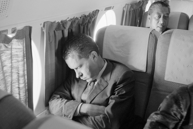 Річард Ніксон дрімає в літаку під час передвиборчого турне, 1960 рік.