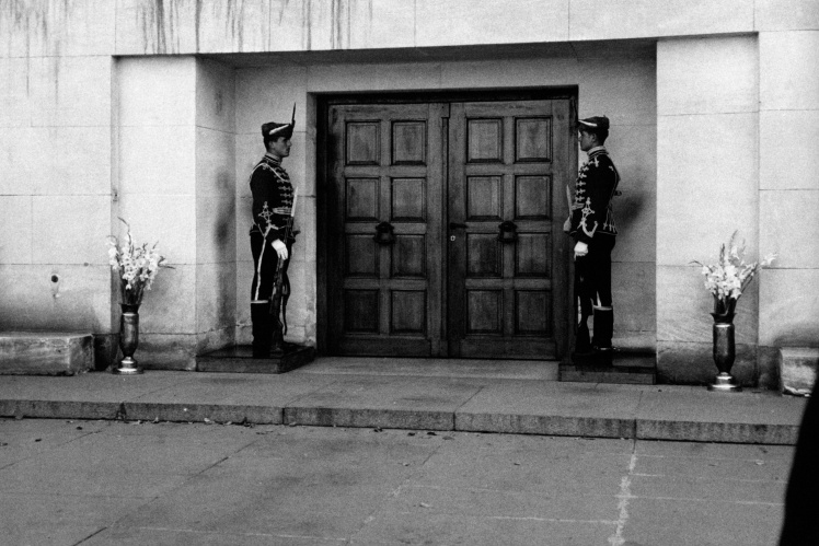 Почесна варта біля входу до мавзолею Димитрова, листопад 1961 року.