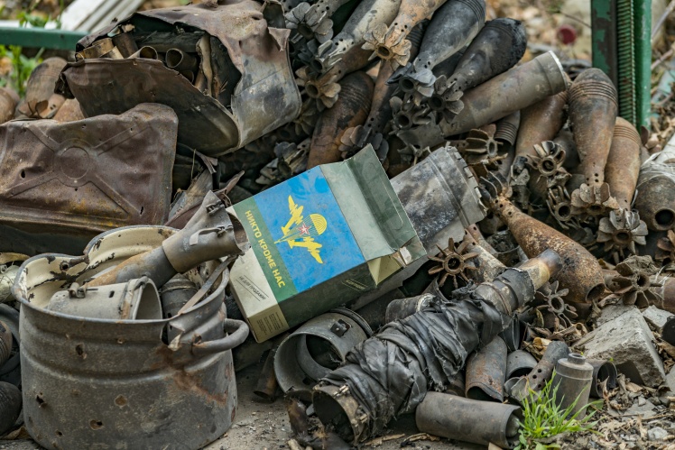 Пакет від сухпаю російської армії лежить у купі знешкоджених гранат у звільненому селі Архангельське Херсонської області.