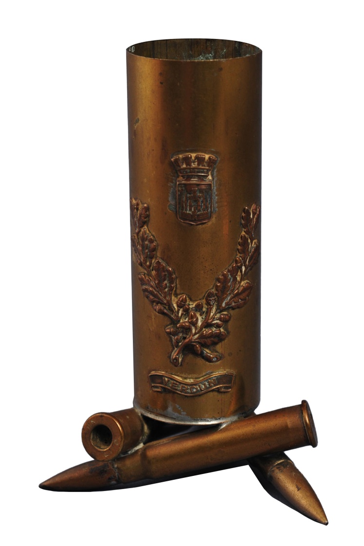 Ваза з артилерійської гільзи зі згадкою про Верденську битву під час Першої світової.