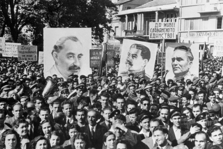 Комуністична демонстрація в болгарському місті Казанлик з портретами (зліва направо) Димитрова, Сталіна та югославського лідера Йосипа Броза Тіто, 1947 рік.