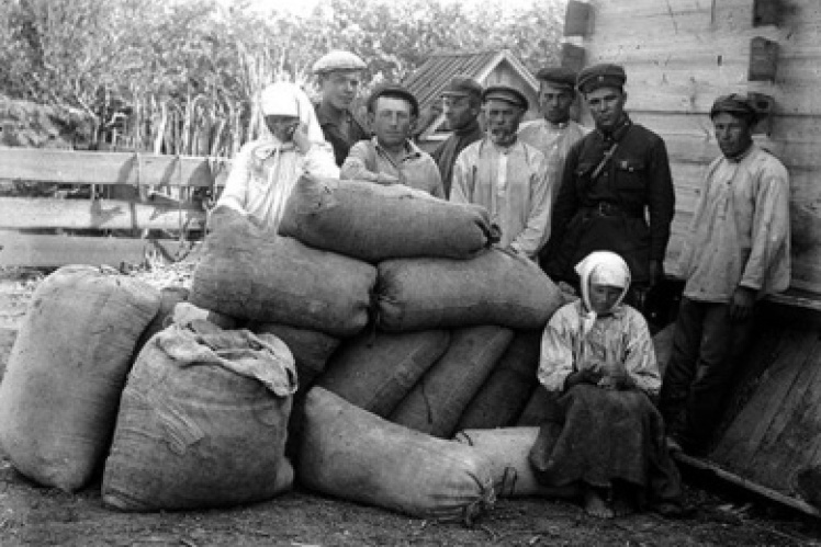 Dismantling of peasants, Udachne village, the Donetsk region, 1930s.