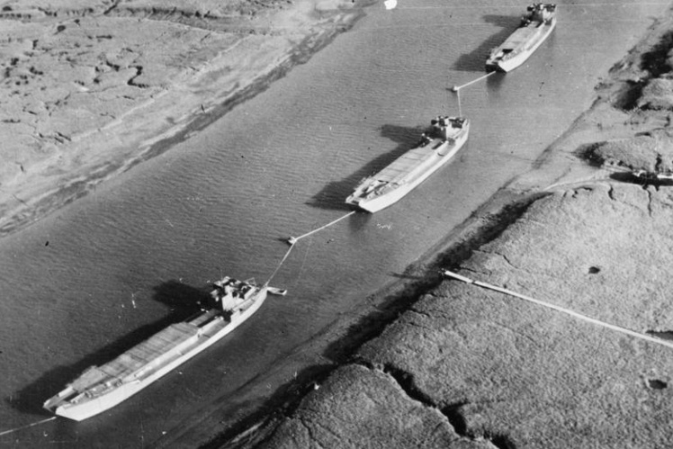 Макети десантних кораблів у південно-східних гаванях Англії, 1944 рік.