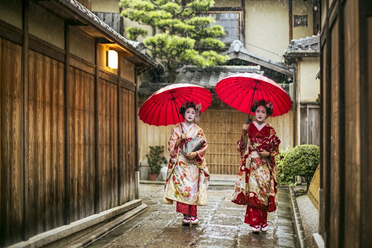 Гейші гуляють вуличками Кіото.