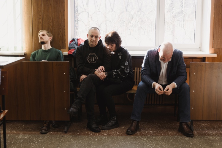 Батьки Альбіни та їхній адвокат Андрій Беженський (праворуч).