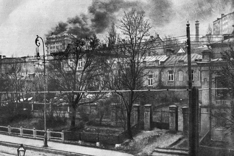 Палаючий будинок родини Грушевських у Києві, вид від  залізничного вокзалу, 7 лютого 1918 року.