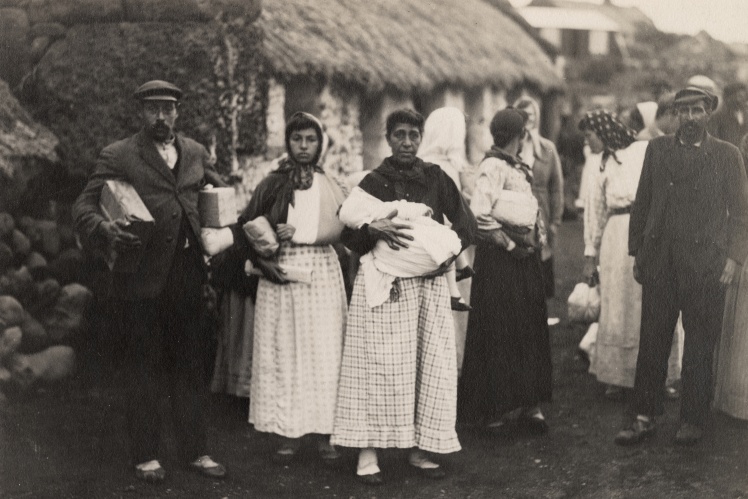 Місцеві перед традиційною вкритою льоном хатою,1921 чи 1922 рік. Ці фото зробили в межах експедиції Шеклтона-Роуета до Антарктиди.