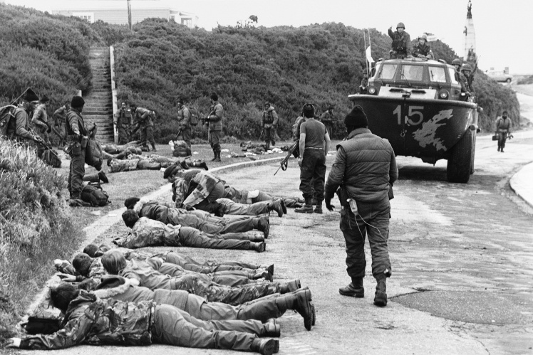 Британські військові беруть у полон аргентинських солдатів під час Фолклендської війни, 1982 рік.