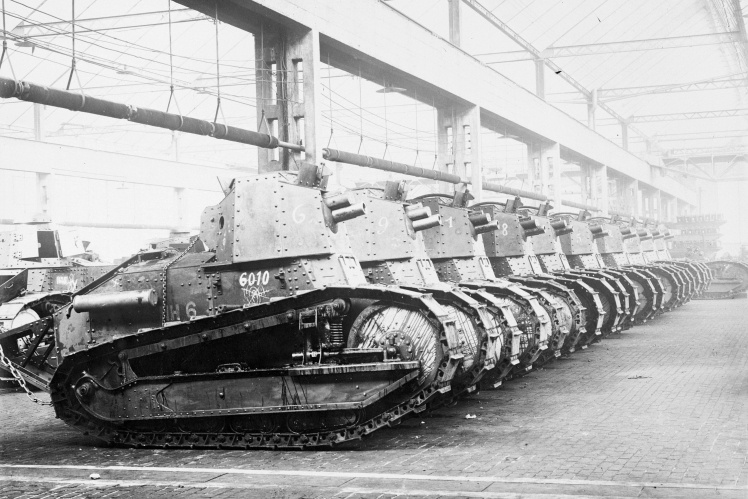 Легкі французькі танки Renault FT на заводі, 1917 рік.