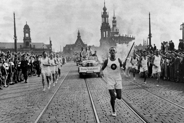 Факелоносець естафети олімпійського вогню у Дрездені, 1936 рік.