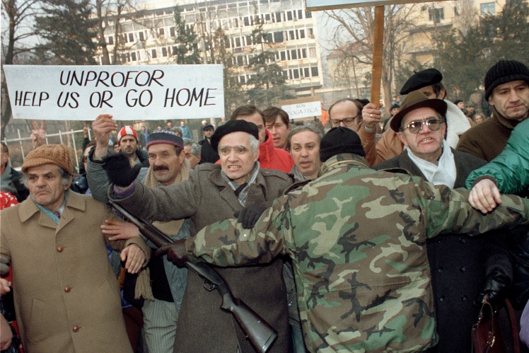 Демонстрація в Сараєві під час візиту Бутроса-Галі, 1992 рік.