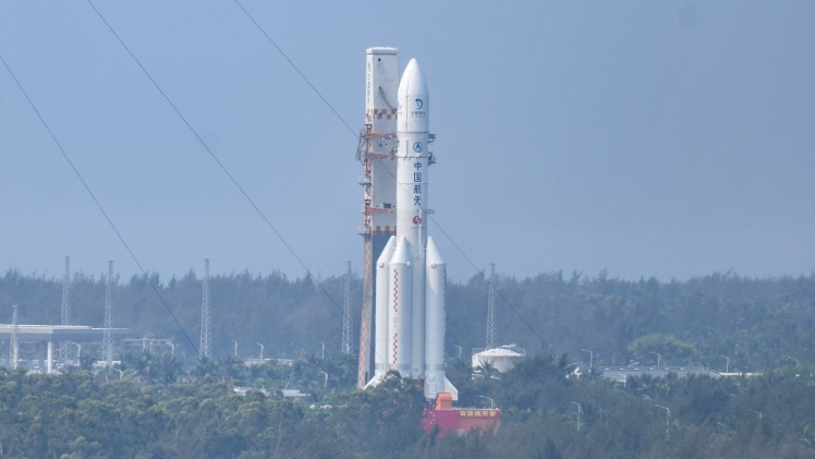Місячний зонд Changʼe 6 і його ракета Long March 5 вертикально переміщуються до стартової зони космодрому Веньчан.
