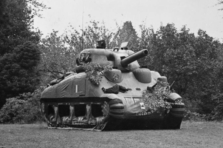 Надувний макет середнього американського танка Sherman в Англії, 1943—1944 рік.