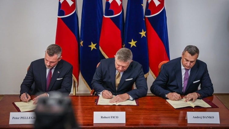 Петер Пеллегріні, Роберт Фіцо та Андрій Данко підписують коаліційну угоду, 16 жовтня 2023 року.