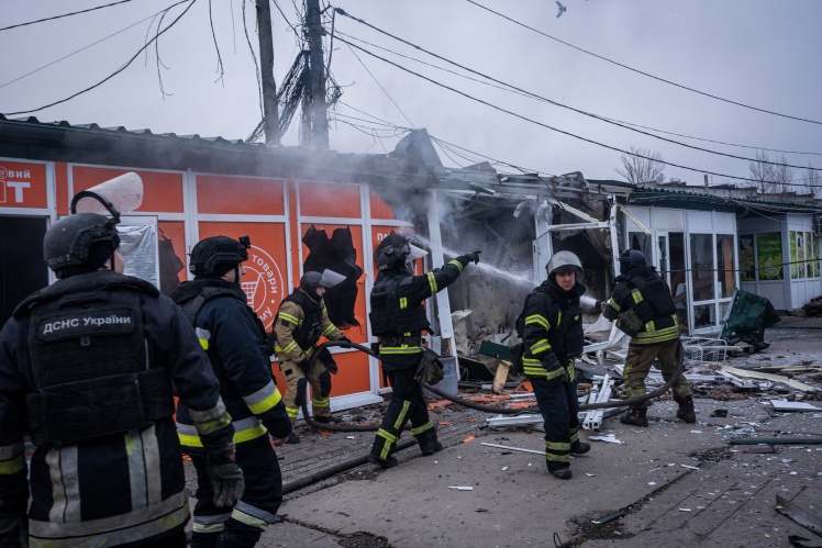 Рятувальники лишаються в Покровську — вони гасять пожежі, розбирають завали.