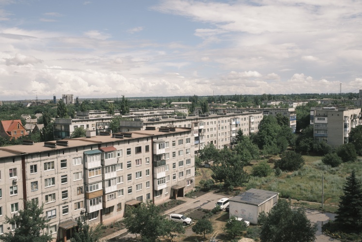 Багатоповерхівки Добропілля і один з двох найбільших териконів міста.