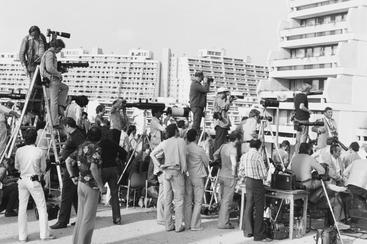 Журналісти під час захоплення заручників в Олімпійському селищі в Мюнхені, 5 вересня, 1972 року.