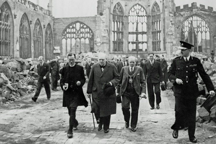 Черчилль на руїнах собору в Ковентрі, 1941 рік.