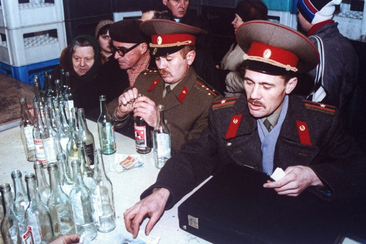A queue for vodka in a Moscow store, the second half of the 1980s.