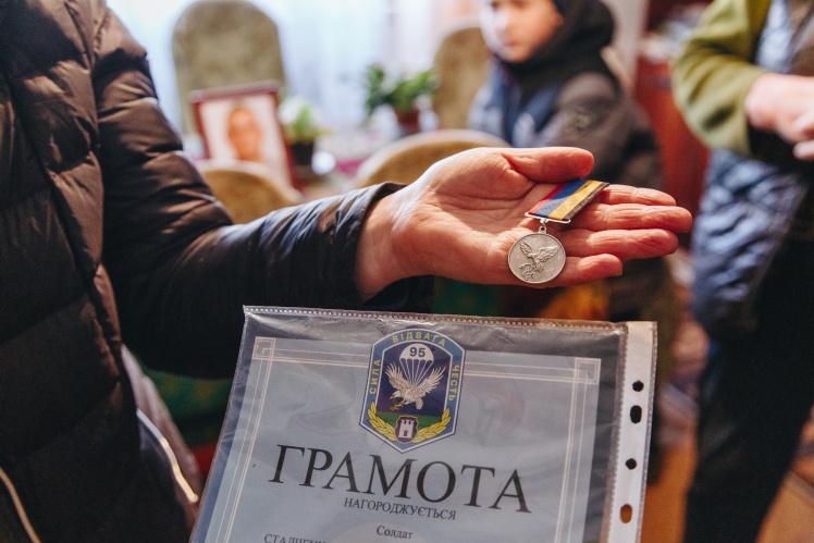 Медаль за участь в АТО та грамота Вадима.