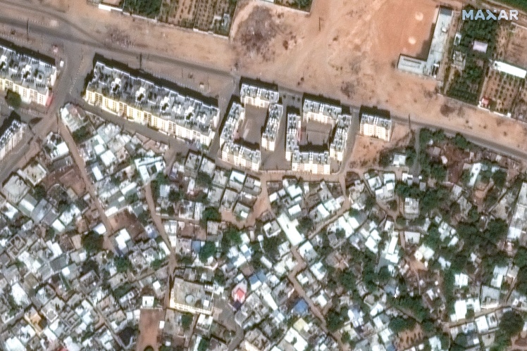 Супутникові зображення району Бейт-Ханун на півночі сектора Гази 10 та 21 жовтня відповідно. За масштабом руйнацій видно, що Ізраїль використовує потужні снаряди, які знищуть не лише один будинок чи його частину, а й споруди довкола.