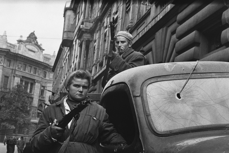 Угорські повстанці в Будапешті під час затишшя після відступу радянських військ, кінець жовтня — початок листопада 1956 року.
