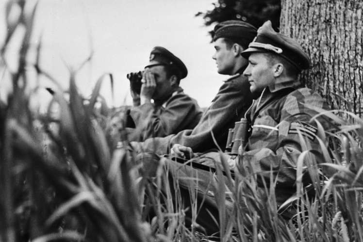 Німецькі солдати спостерігають за узбережжям Нормандії приблизно за тиждень після висадки десанту союзників у червні 1944 року.