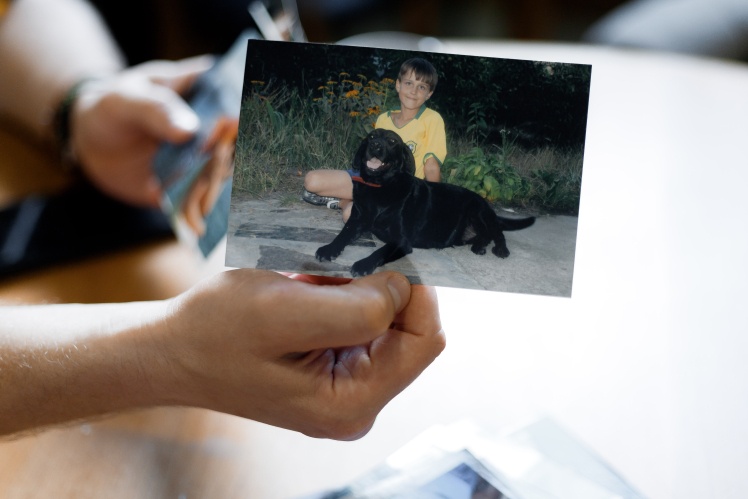 Коли хлопцю було шість років, батько подарував йому чорного лабрадора Бетті.