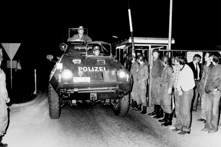 Поліцейський бронетраспортер виїжджає з авіабази у Фюрстенфельдбруку після провальної операції зі звільнення заручників, 6 вересня 1972 року.