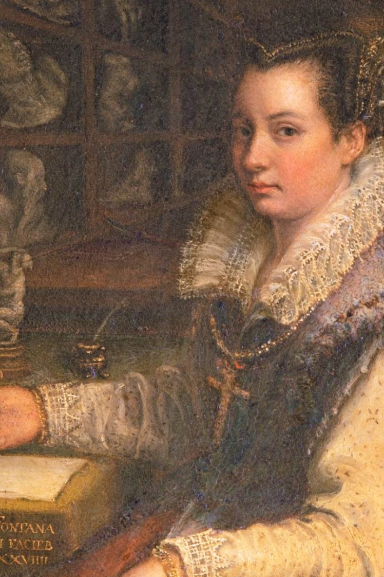 «Автопортрет в майстерні», Лавінія Фонтана, 1579 рік. «Ми бачимо її за столом, де вона збирається малювати античні бронзи й гіпсові зліпки. Розкішне вбрання свідчить про те, що замовниками її робіт були високопоставлені люди», — пише Кеті Гессел.
