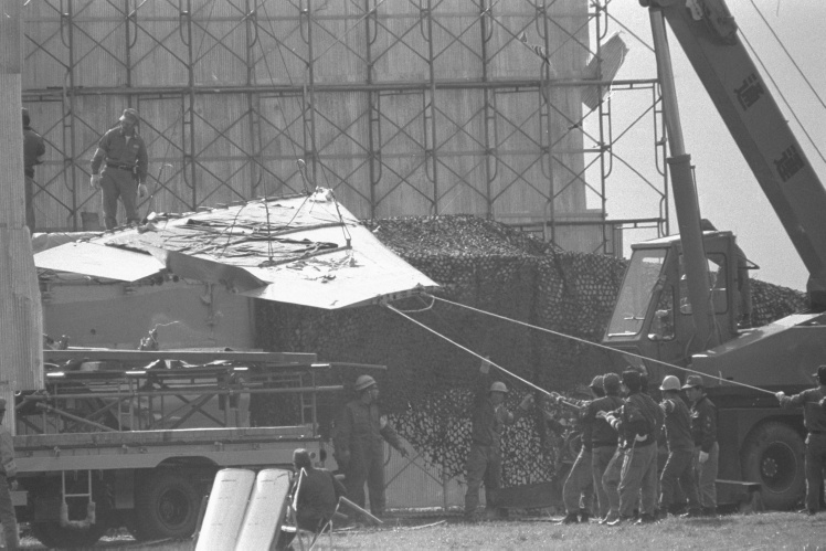 МіГ-25П, на якому втік Беленко, розбирають в аеропорту «Хакодате», 8 вересня 1976 року.