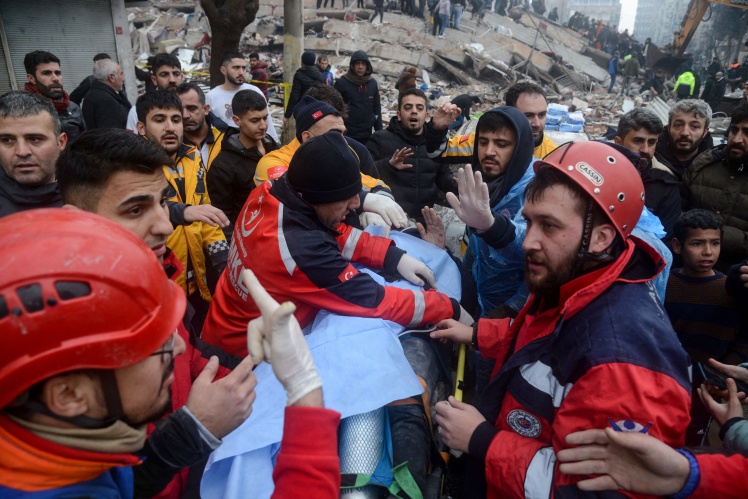 Рятувальники та волонтери дістають вцілілого з-під завалів у Діярбакирі, Туреччина, 6 лютого 2023 року.