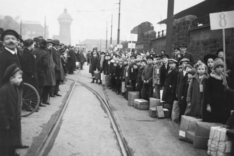Німецькі біженці з Рурського регіону на заході країни, березень 1923 року. Тоді Франція та Бельгія окупували цю територію, щоб примусити Німеччину виплачувати репарації за наслідки Першої світової війни.