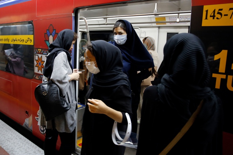 Іранські жінки сідають у вагон метро, яким не можуть користуватися чоловіки, Тегеран.
