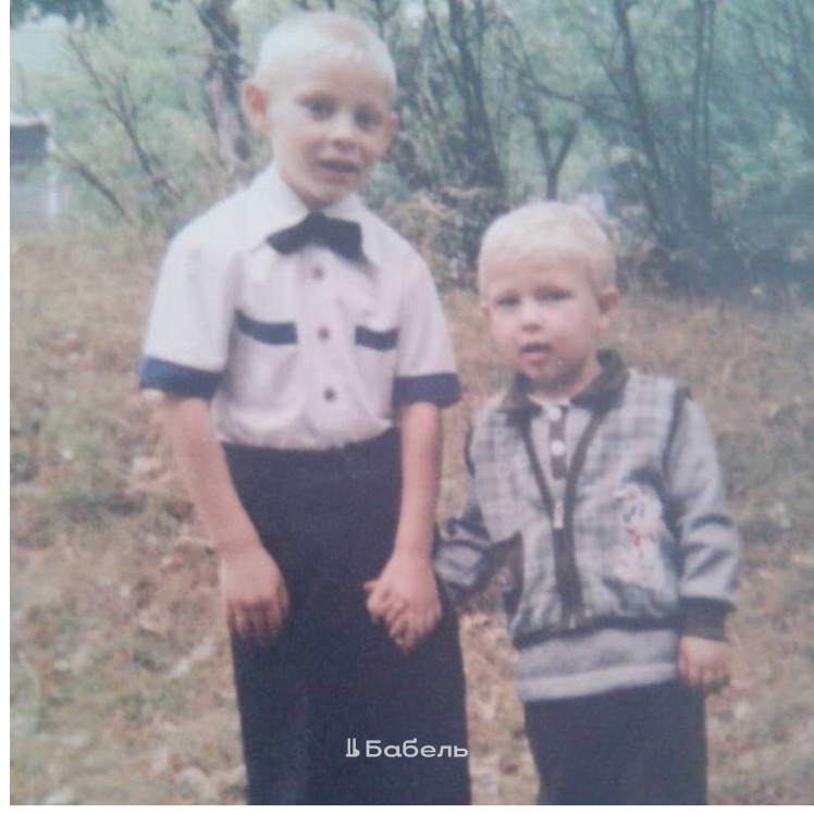 Дитяча фотографія братів Олександра та Вадима Бондаренків. Олександр після загибелі брата постійно роздивляється її.