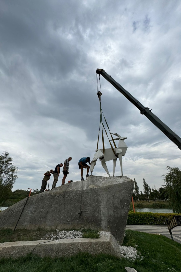 Леонід з командою евакуює статую «Олень» у Покровську.