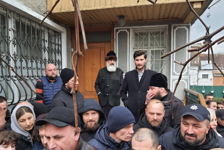 Митрополит Антоній (з сивою бородою) стоїть на ґанку своєї резиденції навпроти собору під час мітингу 2 квітня.