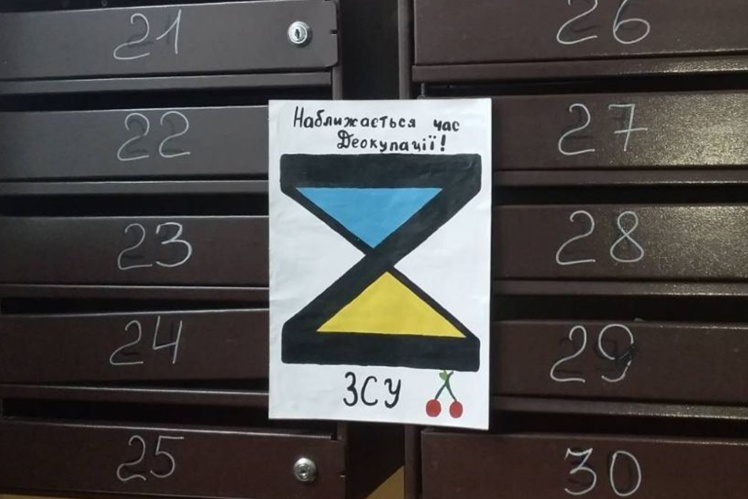 Як орки готувались до вторгнення 6 Проукраїнські плакати на окупованих територіях, які розклеюють представники руху «Жовта стрічка».