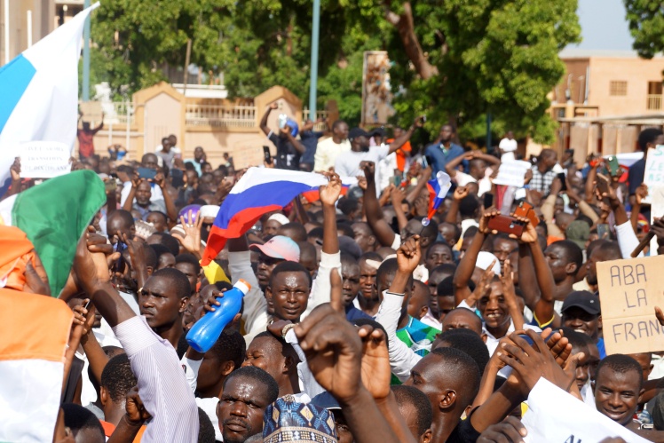Прихильники перевороту тримають російський прапор. Столиця Нігеру, місто Ніамей, 30 липня 2023 року.