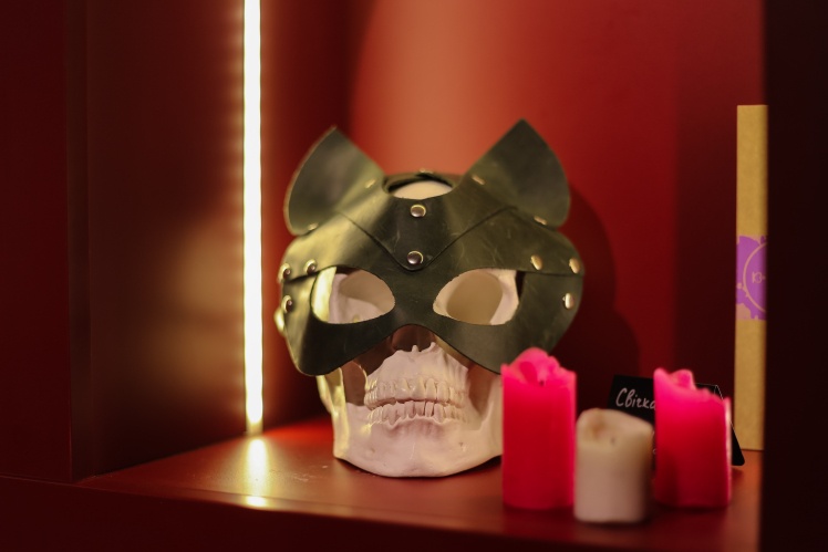 Шкіряна маска та свічки.